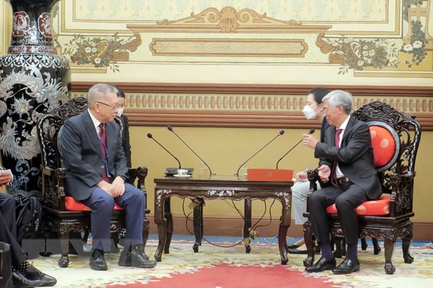 Reunión de autoridades de Ciudad Ho Chi Minh con el director del Instituto de Competitividad de Asia