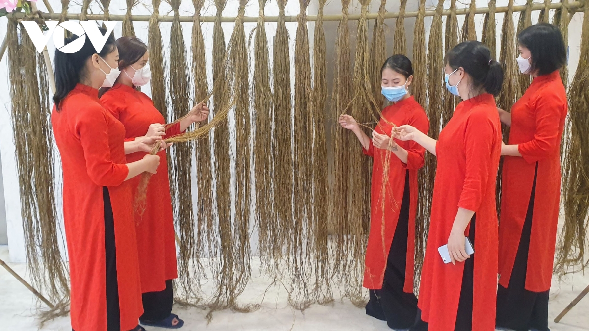 Exposición en Quang Ninh sobre el traje tradicional Ao Dai hecho de seda y cáñamo