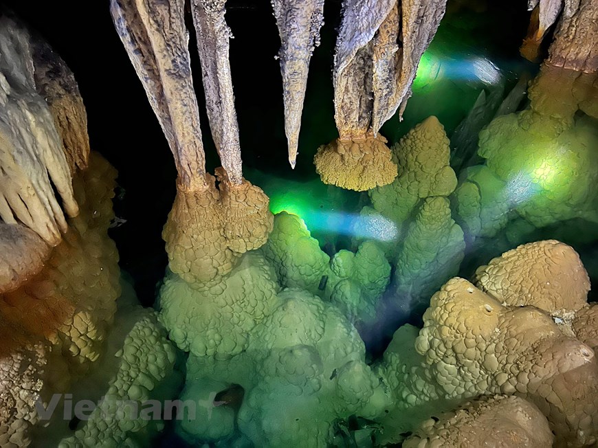 El misterio del gran lago azul en la cueva en la cima de la montaña