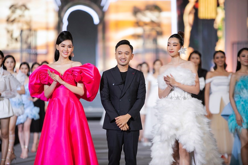 Las Misses Vietnam posan en la pasarela para el Vietnam Beauty Fashion Fest