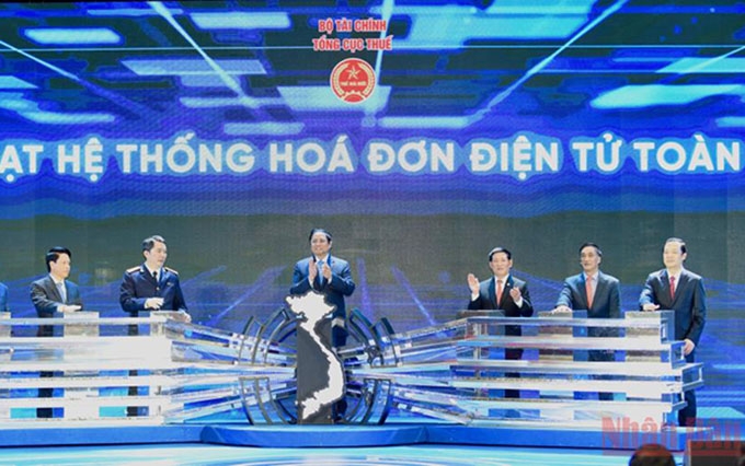 El primer ministro de Vietnam asiste a la ceremonia de presentación del sistema nacional de facturación electrónica