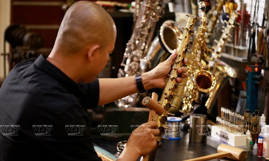 Conocer a uno de los mejores reparadores de saxofón en Vietnam