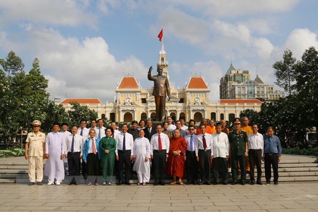 Los líderes de Ciudad Ho Chi Minh rinden homenaje a los soldados caídos