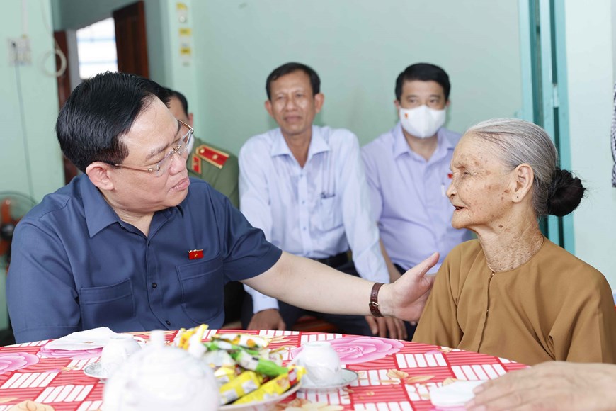 El líder del Legislativo visita a la Madre Heroica Vietnamita en Vinh Long