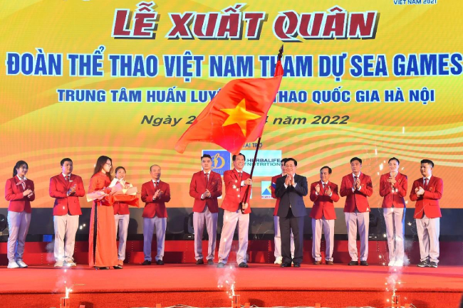 Ceremonia de entrega de bandera a la delegación vietnamita que participará en los SEA Games 31