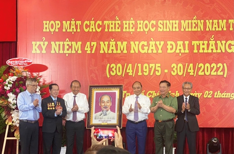 Presidente del país se reúne con ex alumnos de la escuela del Sur en el Norte