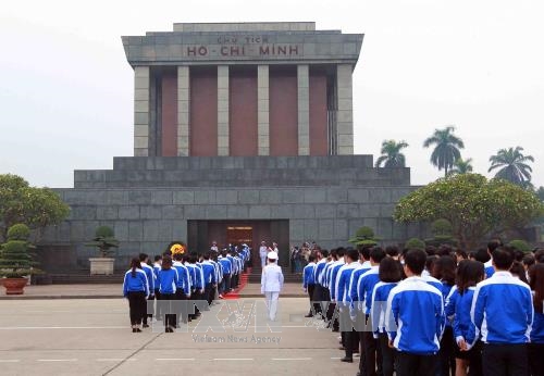 Cerca de 45 000 personas visitan el mausoleo de Ho Chi Minh durante las vacaciones del 30 de abril al 1 de mayo