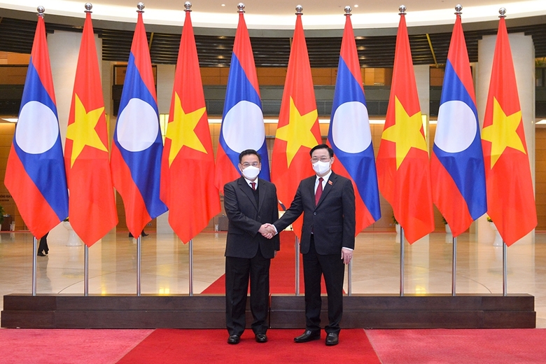 La visita del presidente del Parlamento refleja la confianza política especial entre Vietnam y Laos, según la prensa laosiana