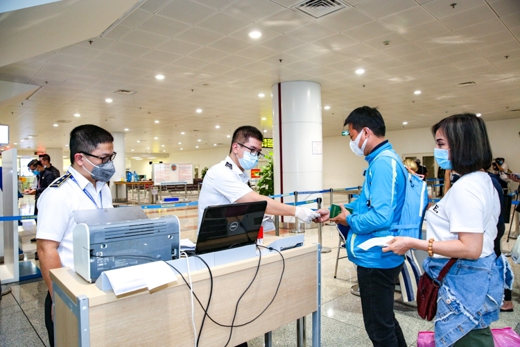 Vietnam elimina requisito de prueba de COVID-19 para llegadas de extranjeros a partir del 15 de mayo