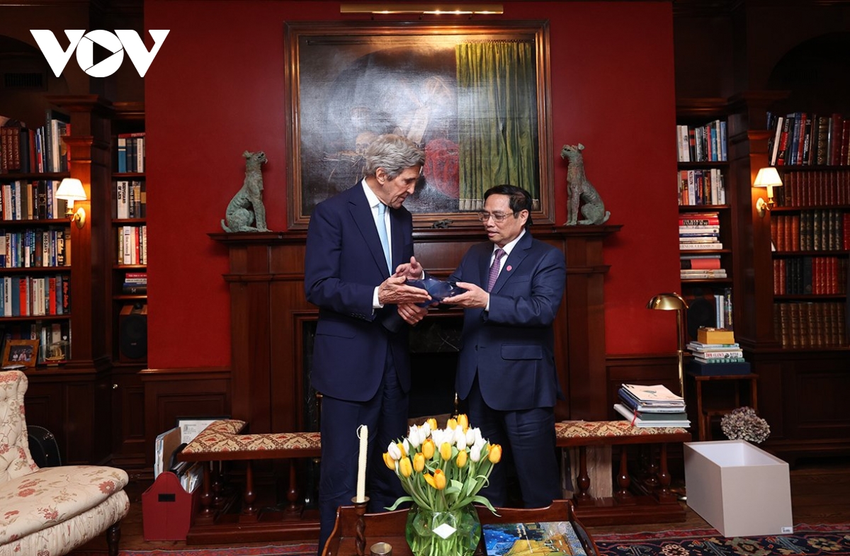 El primer ministro Pham Minh Chinh se reúne con el enviado especial del presidente de Estados Unidos para el clima John Kerry