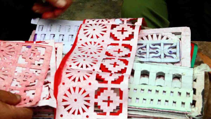 Papeles votivos, quintaesencia de la artesanía tradicional de los Nung Din