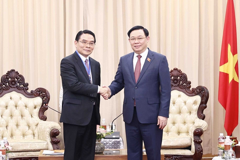 El presidente del Parlamento Vuong Dinh Hue visita la provincia laosiana de Champasak