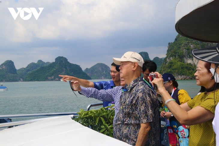 Los delegados de los SEA Games 31 impresionados con la bahía de Ha Long