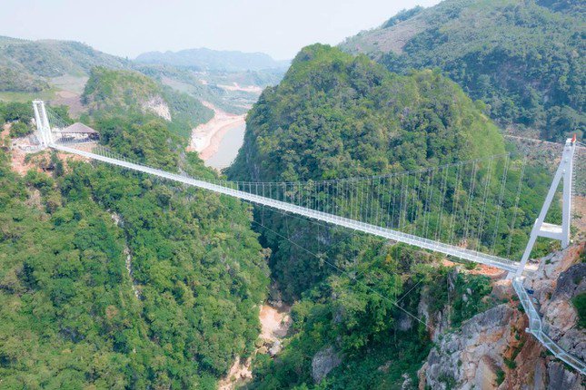 Puente de cristal más largo del mundo en Vietnam cautiva a medios internacionales