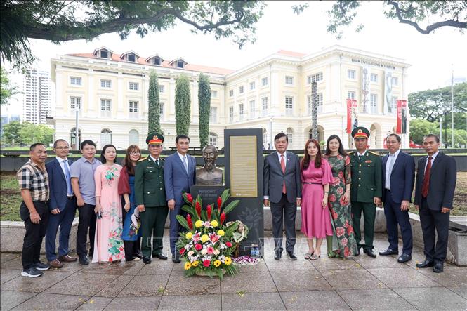 Ceremonia de ofrenda de flores en memoria del tío Ho en Singapur