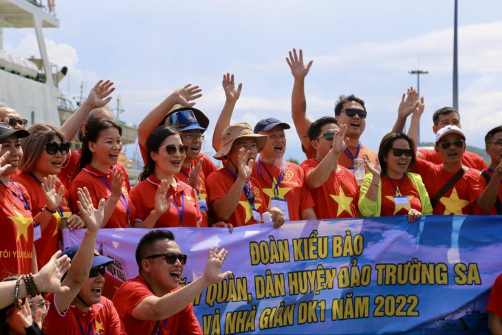 Compatriotas en el extranjero visitan el sagrado territorio de Truong Sa