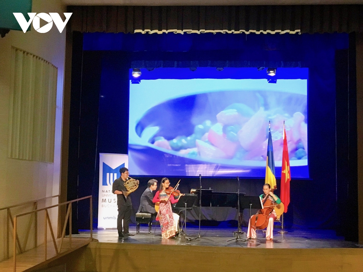 Concierto para fomentar la amistad tradicional entre Vietnam y Rumania