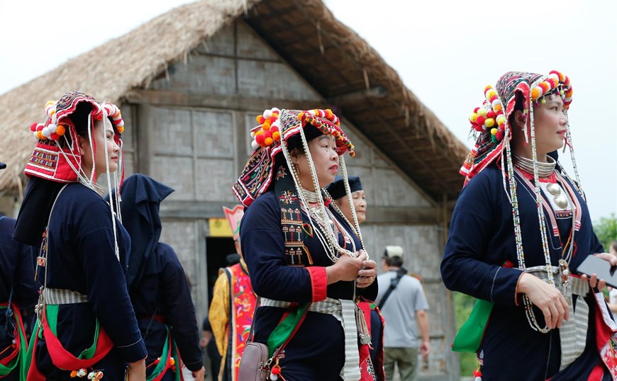 Belleza cultural de los trajes de la etnia Dao Quan Chet