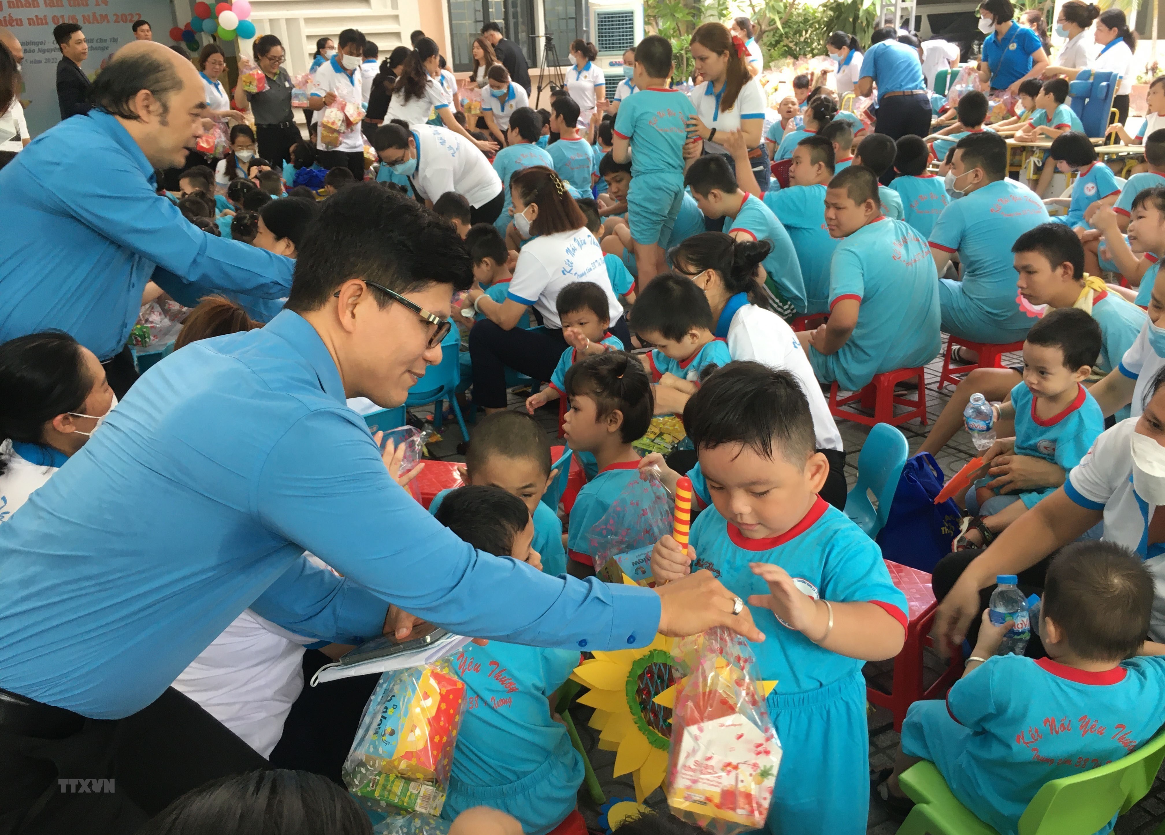 Niños huérfanos y con discapacidad reciben becas con motivo del Día Internacional del Niño