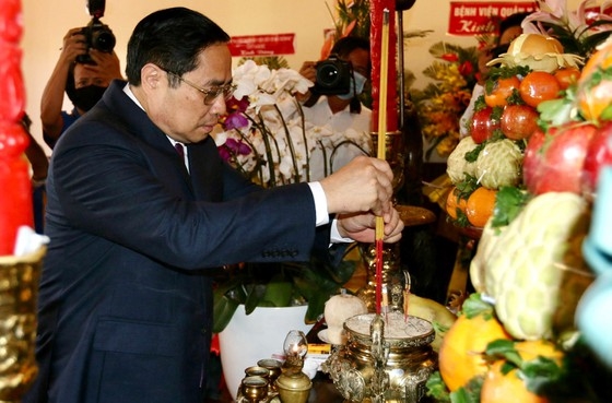 El primer ministro Pham Minh Chinh rinde homenaje al presidente Ho Chi Minh