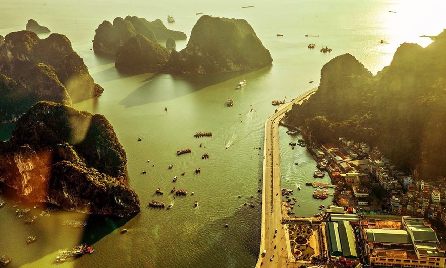 La tarde dorada en la bahía de Ha Long