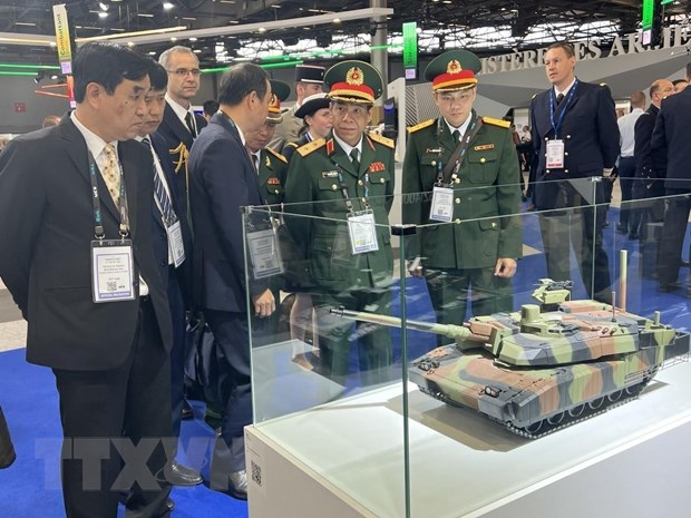 Vietnam asiste a la exposición de seguridad de defensa internacional en Francia