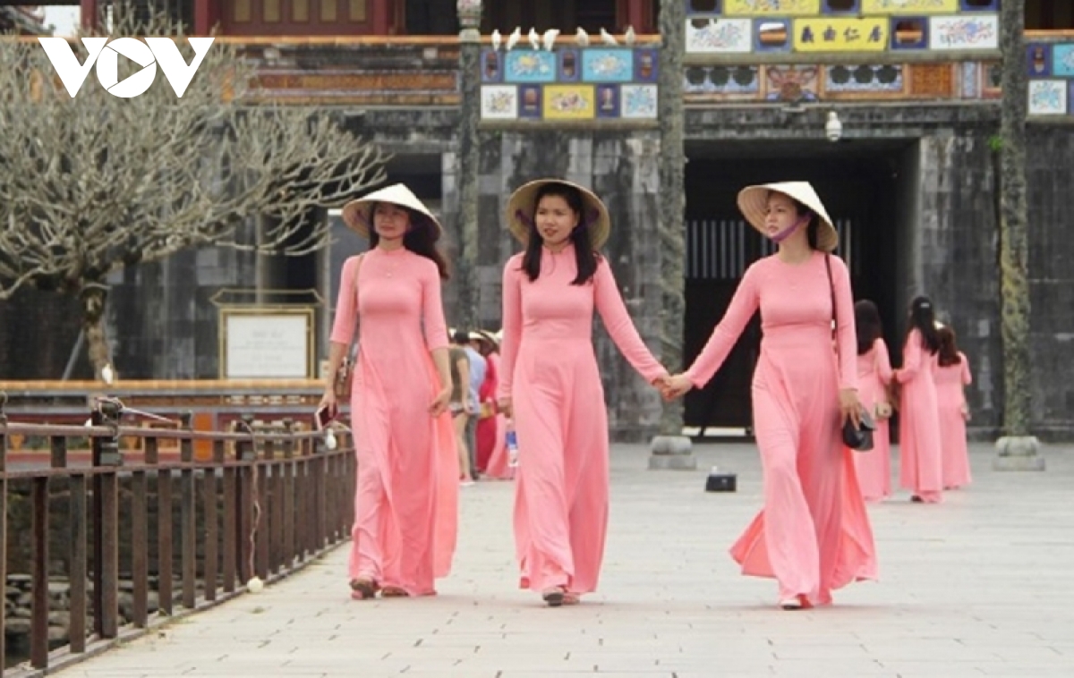 Thua Thien-Hue Lanzamiento de la Semana de Ao Dai de la comunidad Hue 2022
