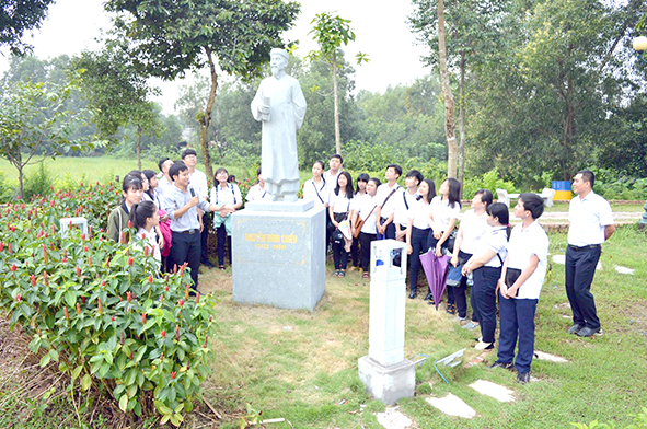 Vietnam celebra 200 cumpleaños del poeta ciego Nguyen Dinh Chieu