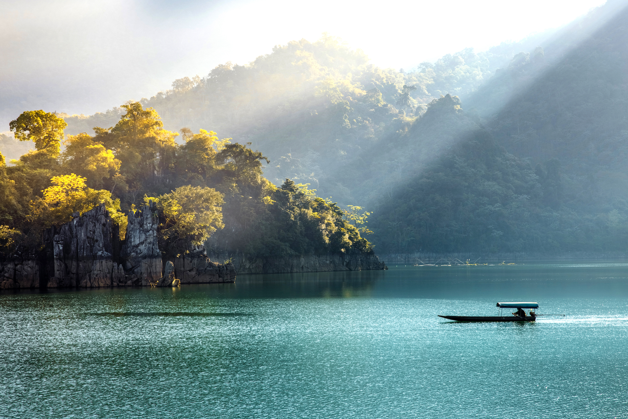 El esplendor natural se intensifica en el lago Na Hang