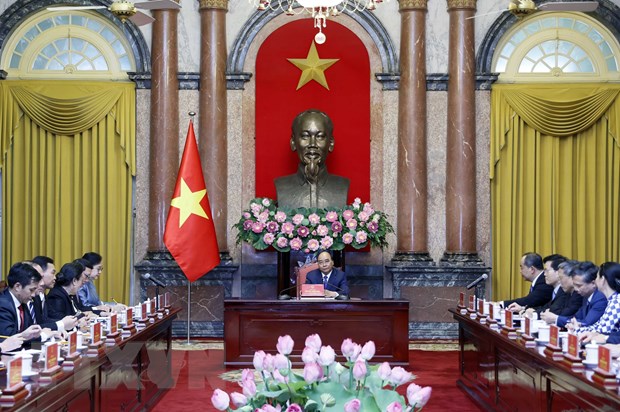 El presidente de Vietnam recibe a la presidenta de la Oficina Presidencial de Laos