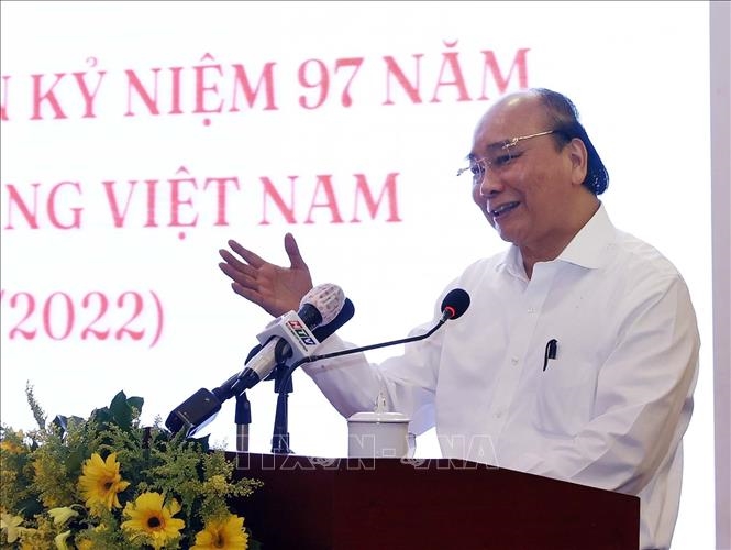 El presidente Nguyen Xuan Phuc se reúne con periodistas de Ciudad Ho Chi Minh