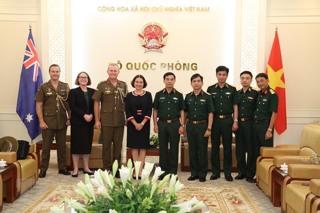 Ministro de Defensa aprecia contribuciones de la embajadora australiana a lazos de defensa Vietnam-Australia