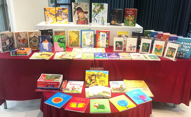 Las editoriales vietnamitas publican libros para el público infantil en verano