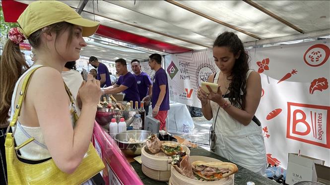 Gastronomía vietnamita cautiva a comensales franceses