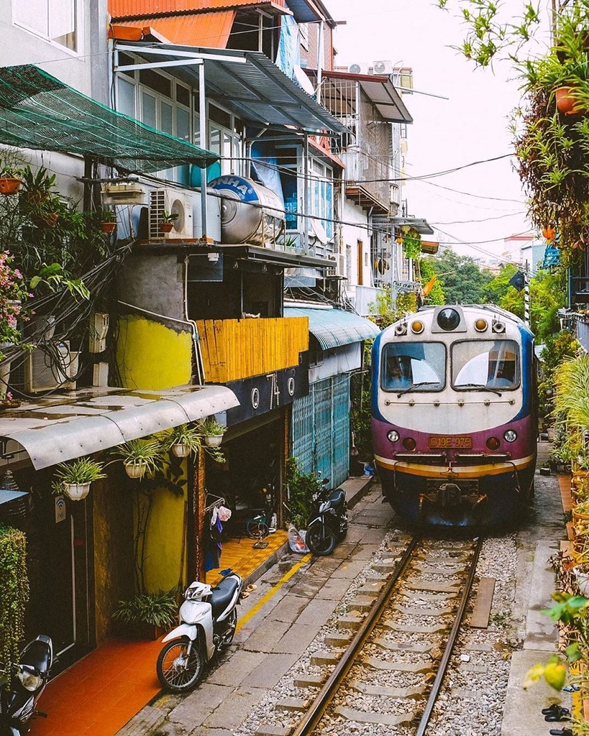 Café ferroviario en el corazón de Hanói atrae a los turistas