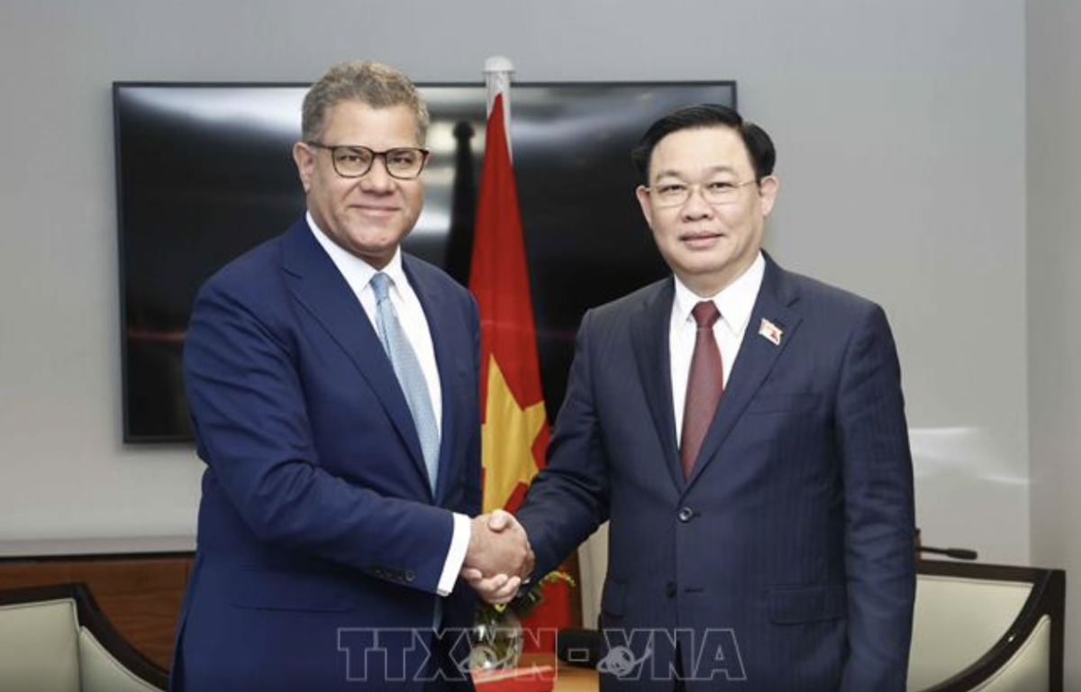 El presidente de la COP26 elogia la determinación de Vietnam en la transición hacia la energía verde y renovable