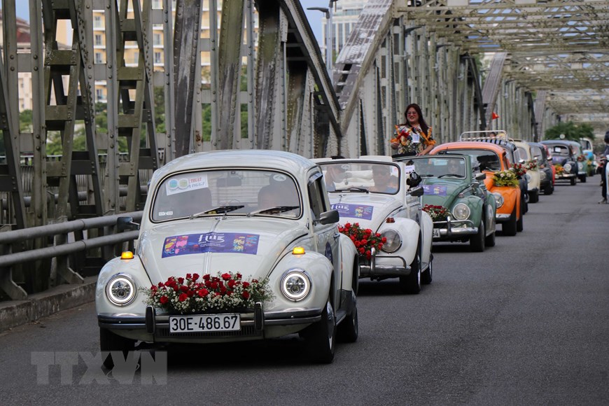 La caravana de coches antiguos en el programa “Hue – Ciudad Verde”