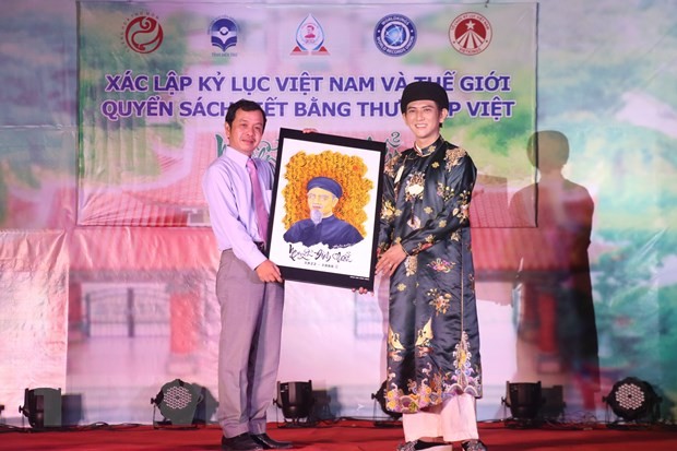 El libro de caligrafía más grande en vietnamita de poemas del poeta Chieu reconocido como récord mundial
