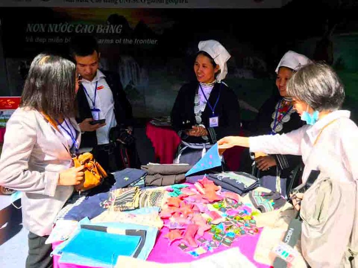 Las mujeres Dao Tien contribuyen a la preservación del bordado tradicional en Cao Bang