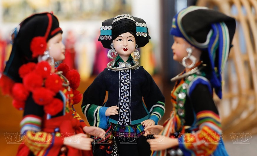 Trajes étnicos para muñecas de la mano de un pintor vietnamita