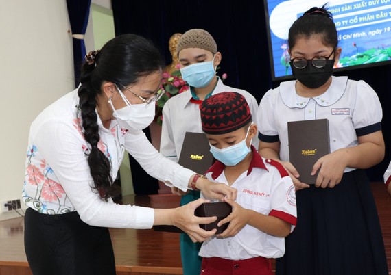 Ciudad Ho Chi Minh apoya financieramente a huérfanos, ancianos y a personas desfavorecidas
