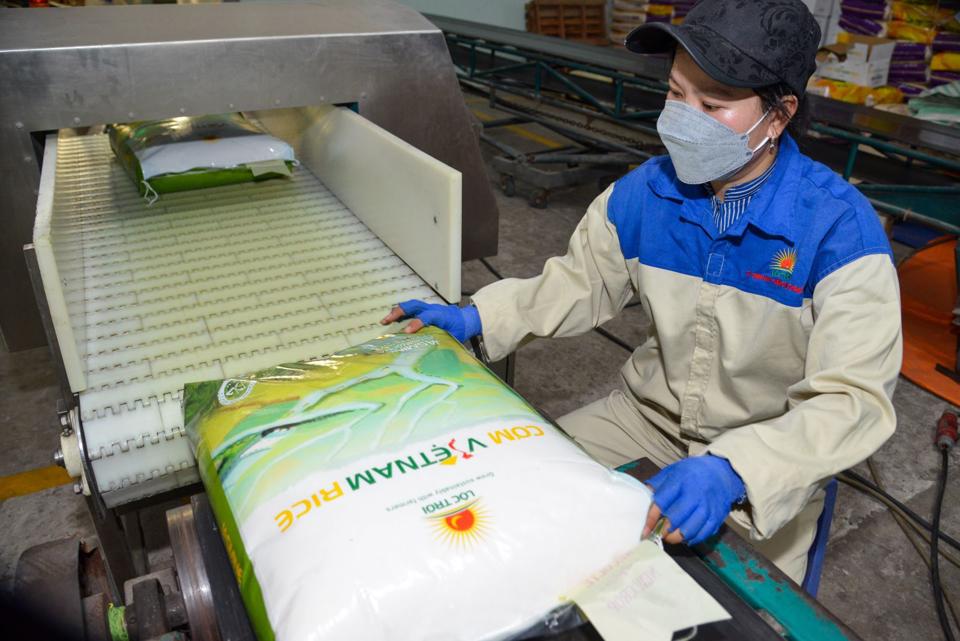 Las exportaciones de arroz de Vietnam van camino de alcanzar los 3 mil 300 millones de dólares