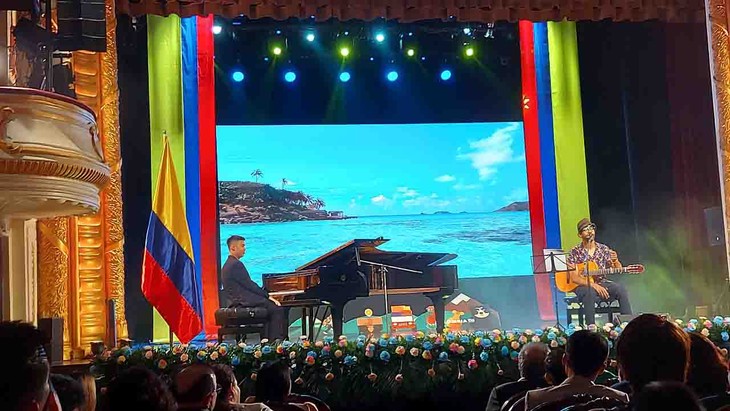 Noche musical de Elkin Robinson para celebrar 212 años del Día de la Independencia de Colombia