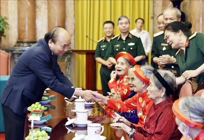 El presidente Nguyen Xuan Phuc se reúne con madres heroicas y familias de mártires