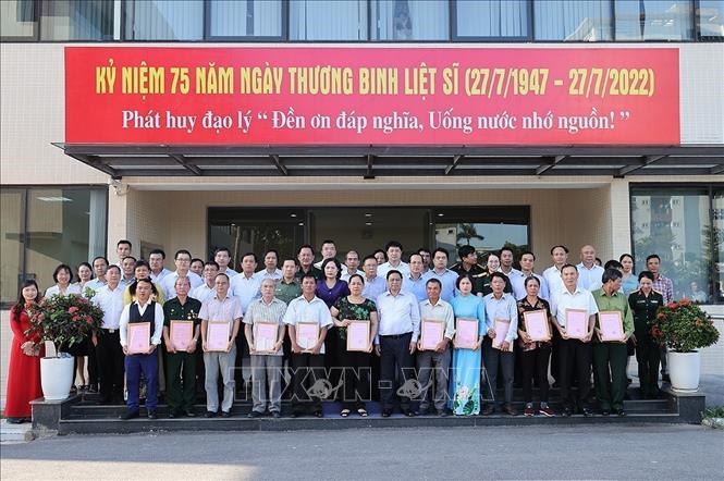 El primer ministro destaca la importancia de las pruebas de ADN en la identificación de restos de mártires