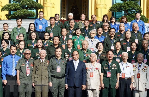 El presidente Nguyen Xuan Phuc agradece su dedicación a los que contribuyeron a la revolución
