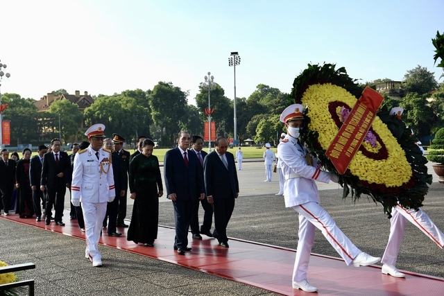 Líderes del país rinden homenaje a los héroes y mártires