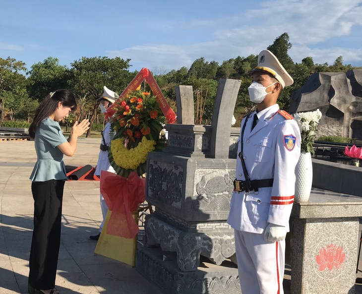 Jóvenes vietnamitas en ultramar rinden homenaje a Madres Heroicas vietnamitas