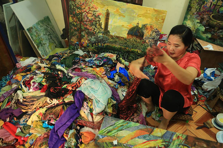 Mujer vietnamita crea pinturas únicas mediante telas cortadas