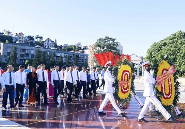 El presidente rinde homenaje a los mártires en la provincia de Quang Ninh